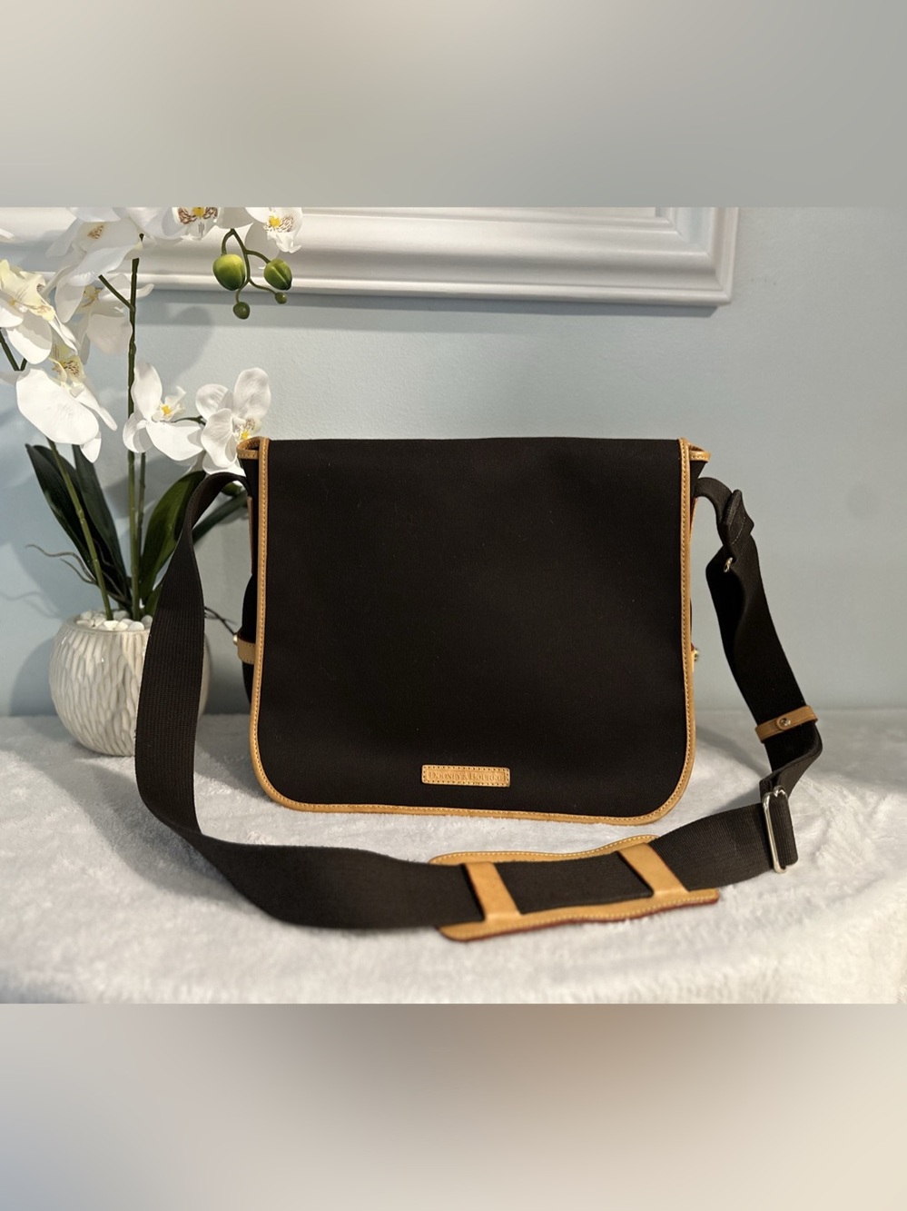 Vintage Dooney & Bourke Black Cabriolet Messenger Crossbody Bag - EUC